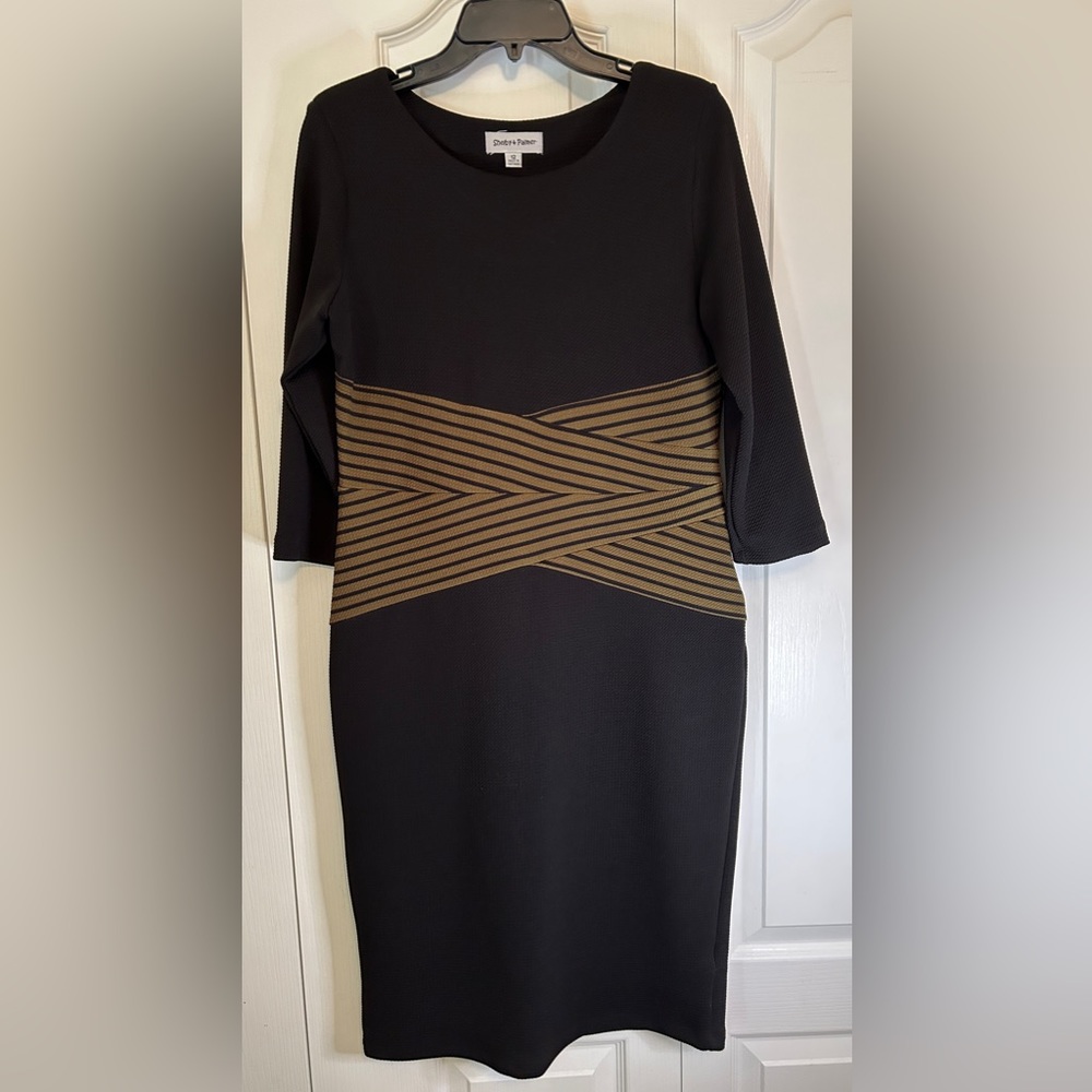 Shelby & Palmer: Black/gold pullover, fitted dress, with 3/4 sleeve. Size 12